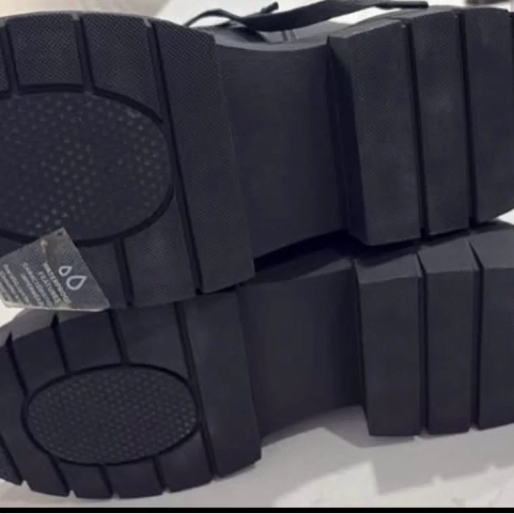 Women's Black Insulated Winter Boots - Picture 3 of 3